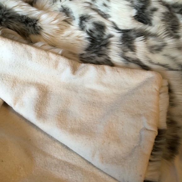 Faux fur cape .One size. Ivory and gray. Hand made - Picture 4 of 4